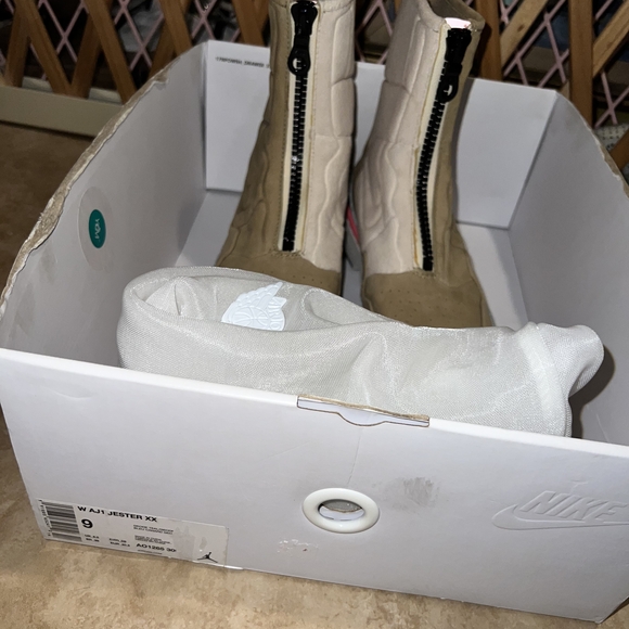 WMNS AIR JORDAN I JESTER XX UTILITY PACK Size 9 - Picture 2 of 9